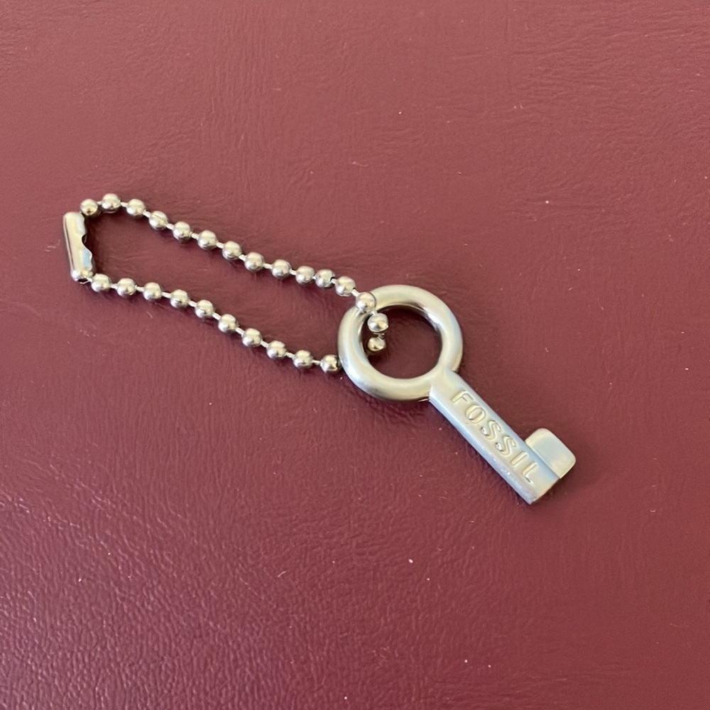 Cute lil fossil key fob missing leather 1.5”